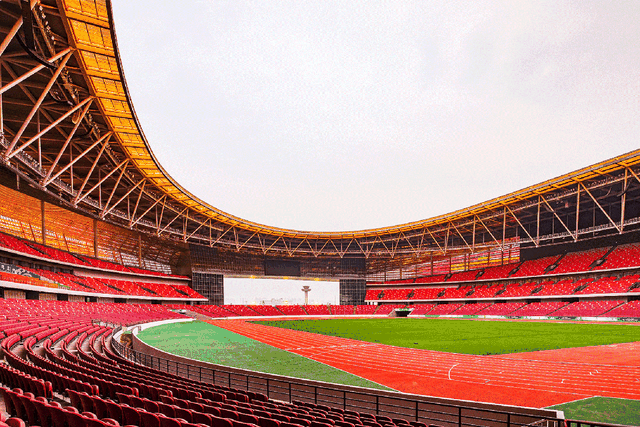 然而,与"鸟巢"全钢结构顶棚不同的是,郑州奥体中心采用了"三角形巨型