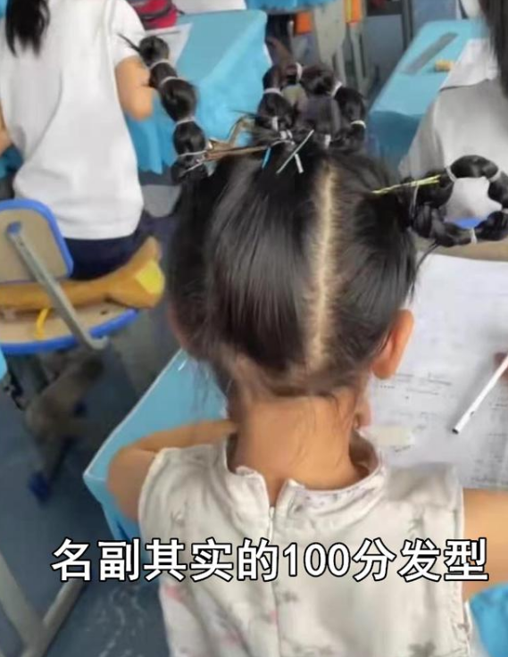 为了学生获得满分试卷,宝妈安排"100分"发型,引起路人围观