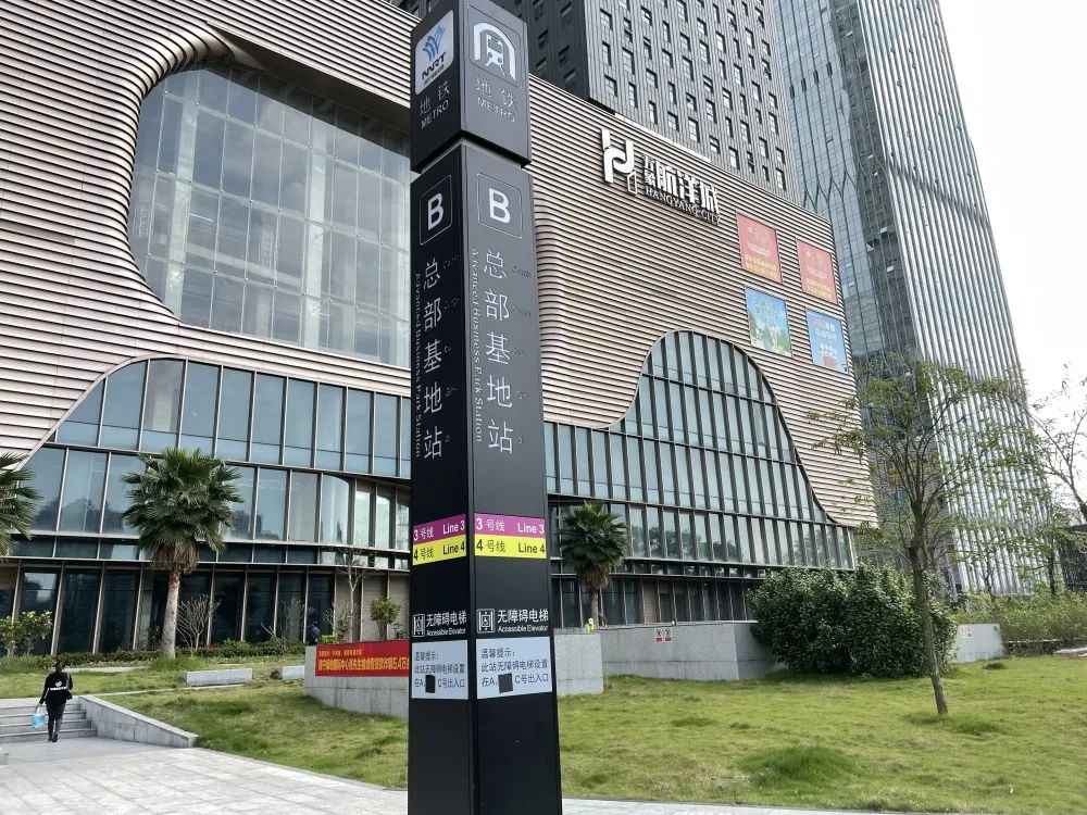 南宁最哇塞的地铁站一出站就是国际感