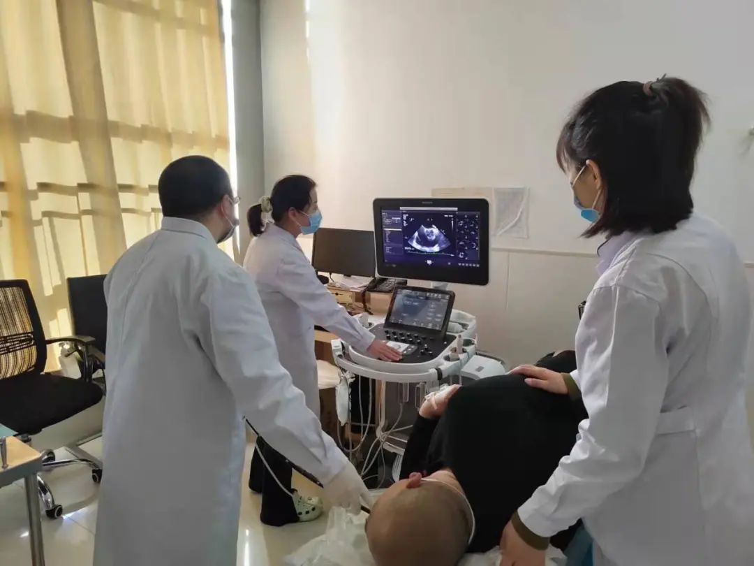 市医院超声医学科完成首例经食道超声心动图检查