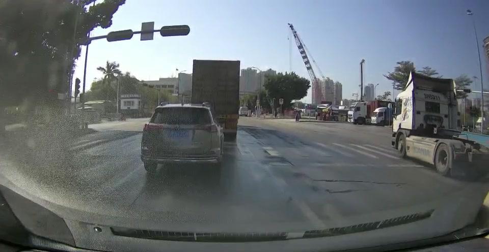 前方车辆挡住视野,无法判断红绿灯,这种情况闯红灯会被处罚吗?