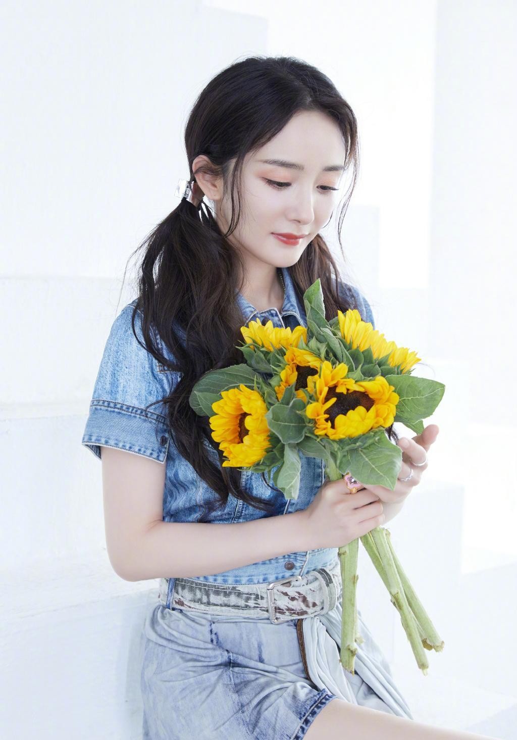 杨幂穿小短裙解锁"少女造型",梳双马尾俏皮又可爱,很显嫩