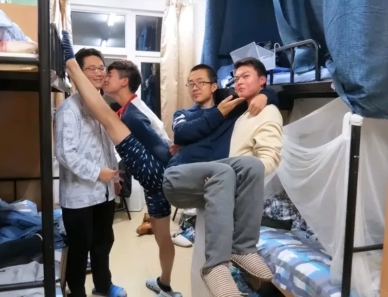 疫情封校期间大学生在宿舍有多闲,用美妆蛋做麻将,来打发时间