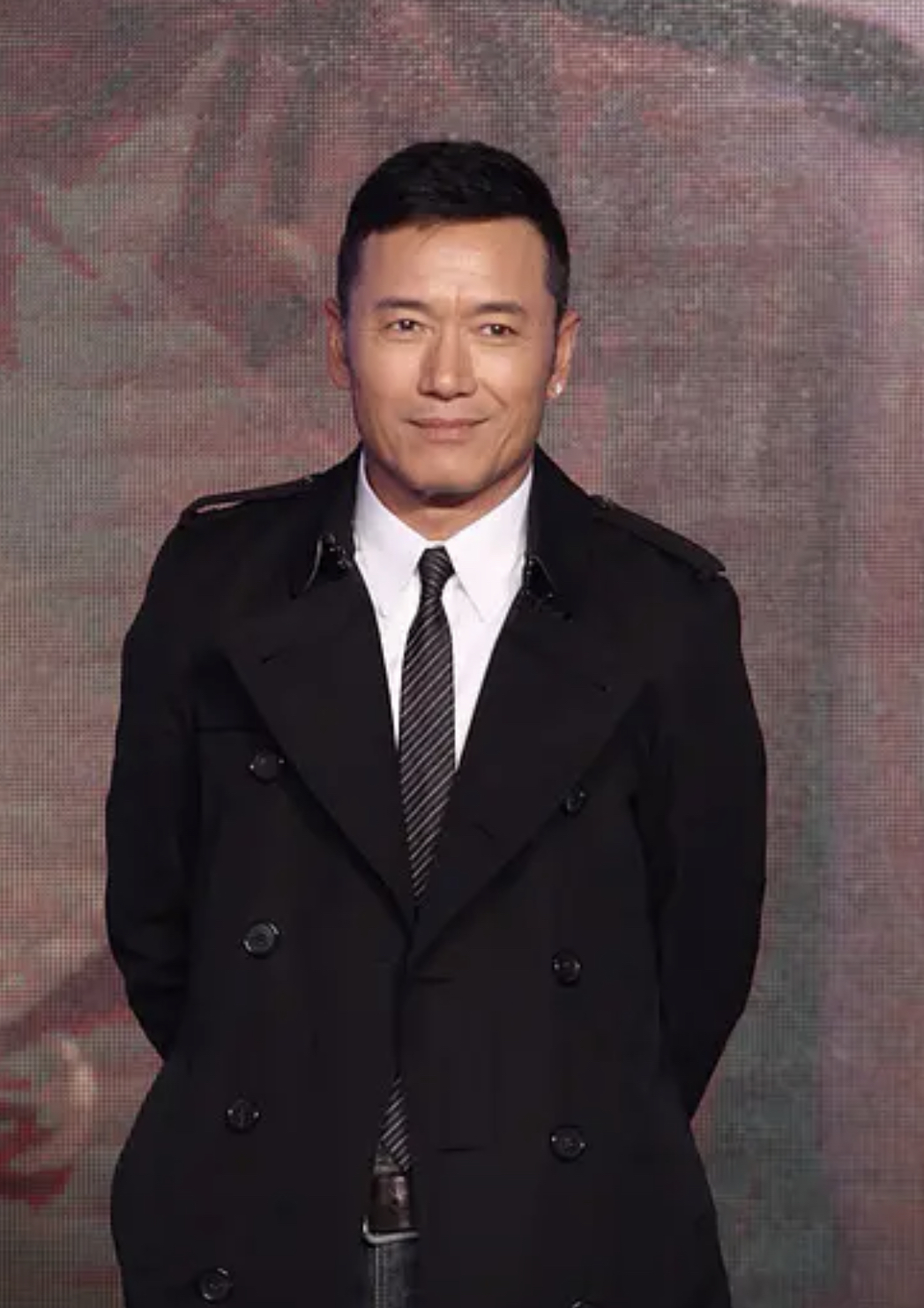 63岁苗侨伟为儿子庆28岁生日,曝光爱子儿时旧照,不见娇妻戚美珍