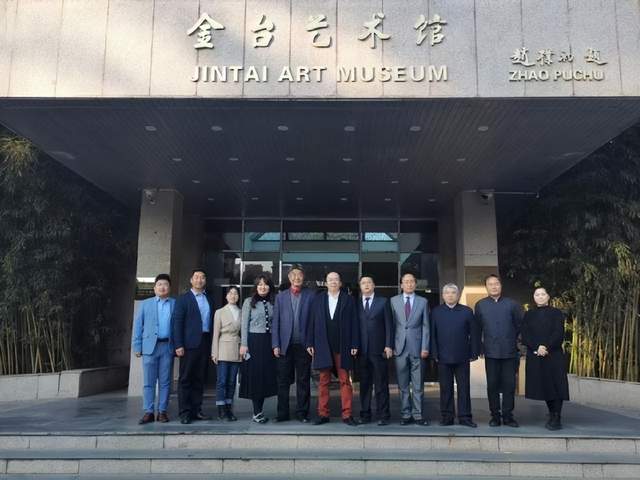 袁熙坤创作的圭亚那首位总统钟亚瑟雕塑揭幕仪式在京举行