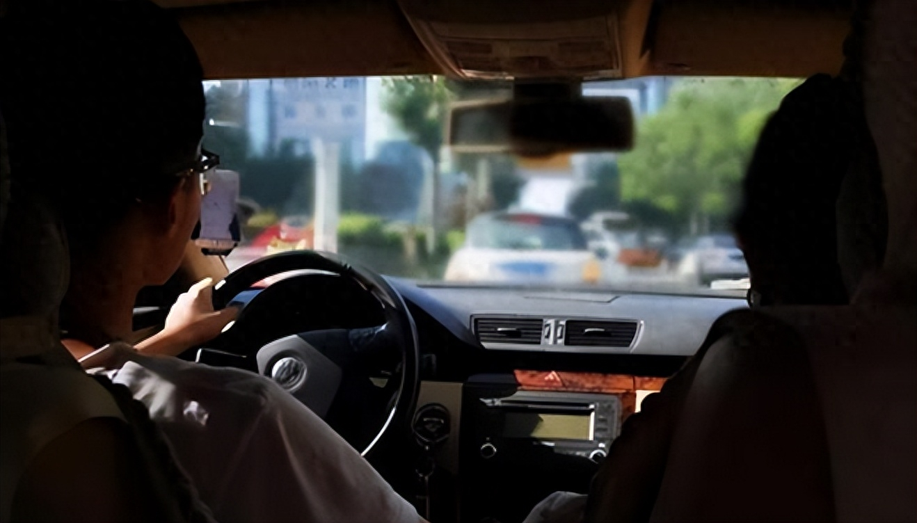 回顾怀孕女子蹭车15天同事无奈骑车下班女子老公影响胎儿道歉