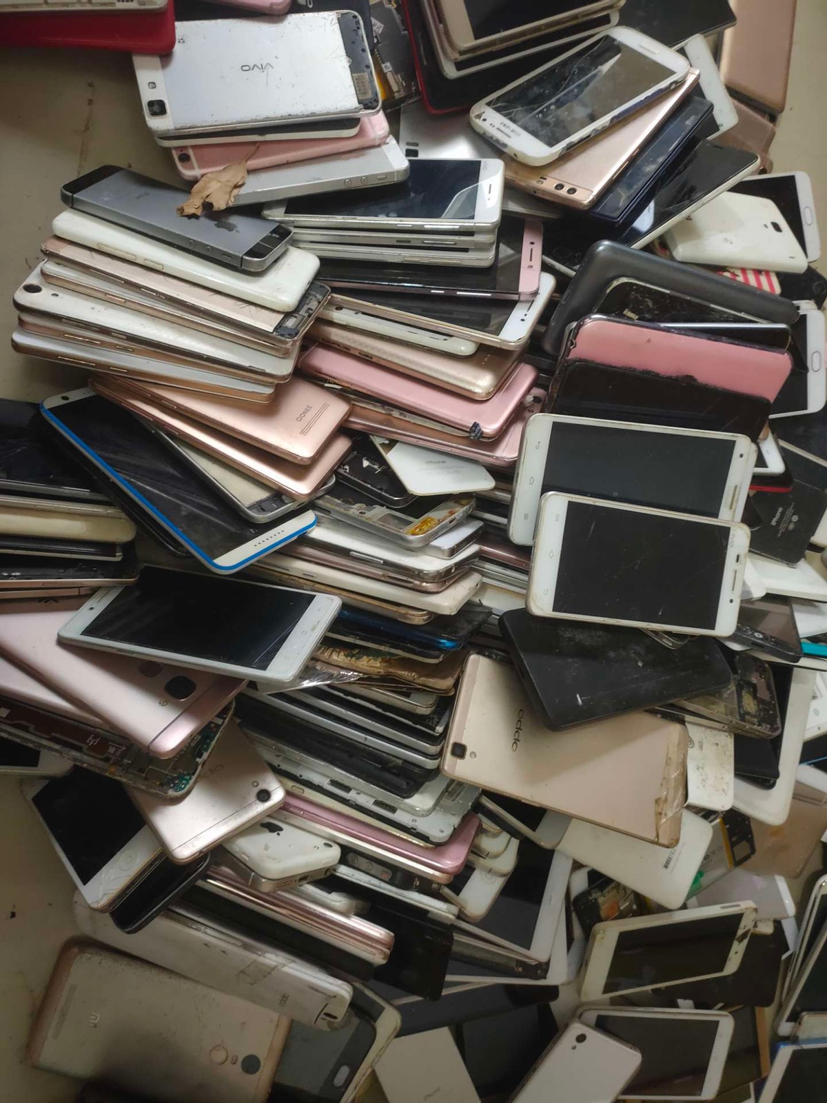 农村有拿盆换旧手机的,有人说会泄露信息,旧手机又该怎么处理?