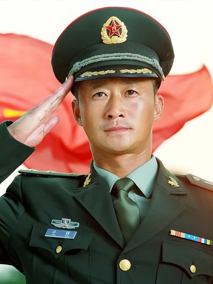 吴京八一节晒穿军装照惹争议,其本人从未参军-度小视