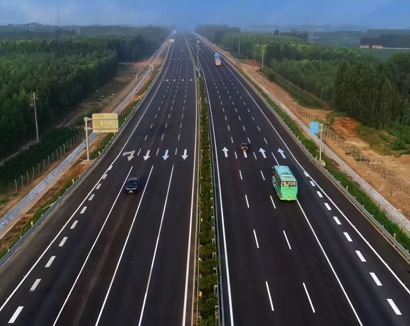 济南与青岛间高速通道将达双向20车道,网友:中间一条是多余的
