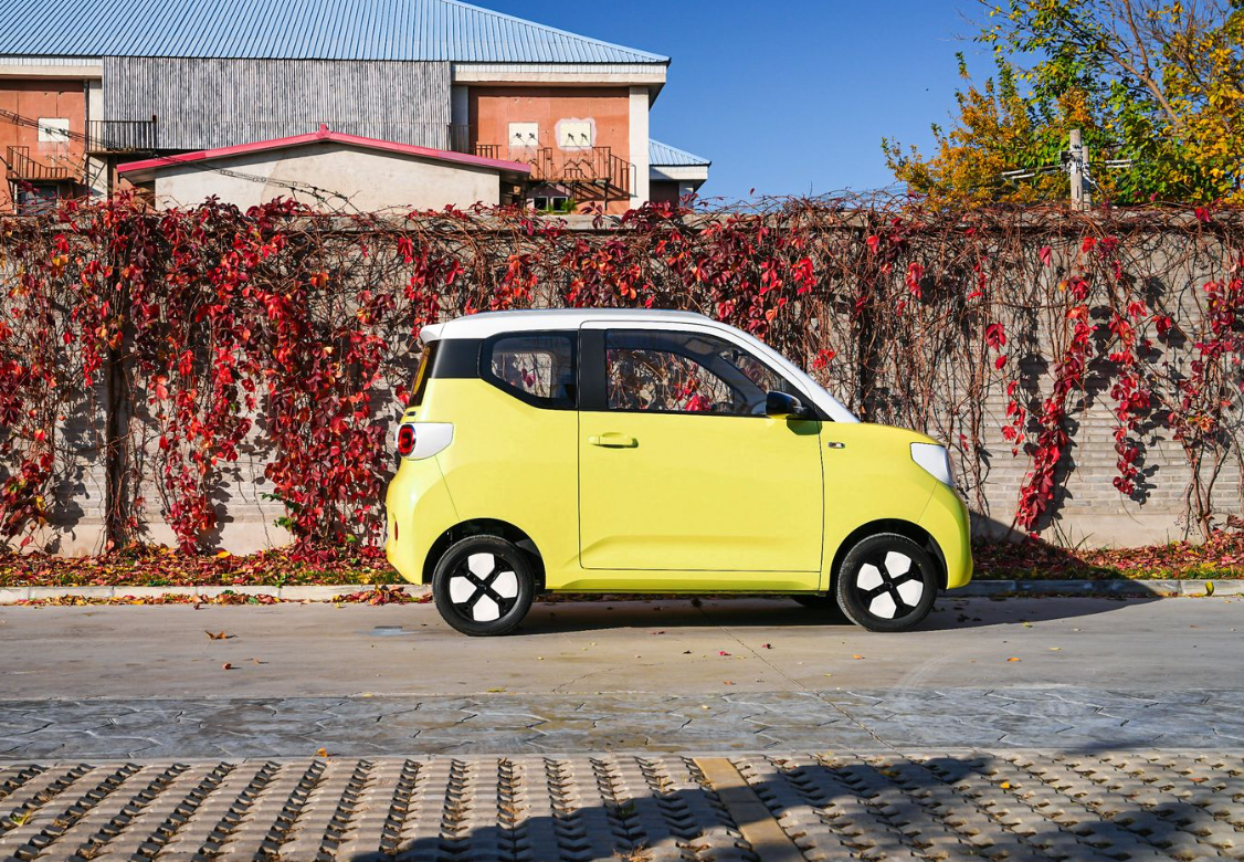 新款宏光miniev,可续航215km,好看又实用,长安lumin压力大了