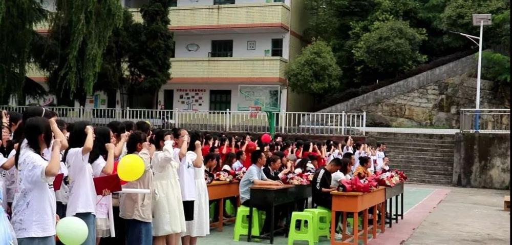 古蔺县东新中学组织全体初三年级学生开展毕业典礼活动