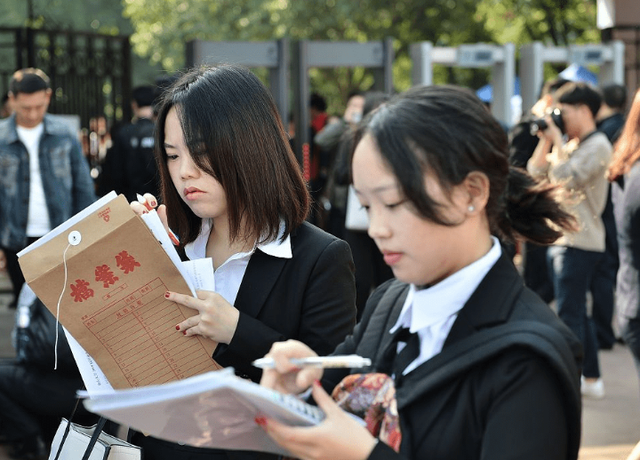 小县城公务员饭碗要被砸?基层发展有变化,官方动作大了些