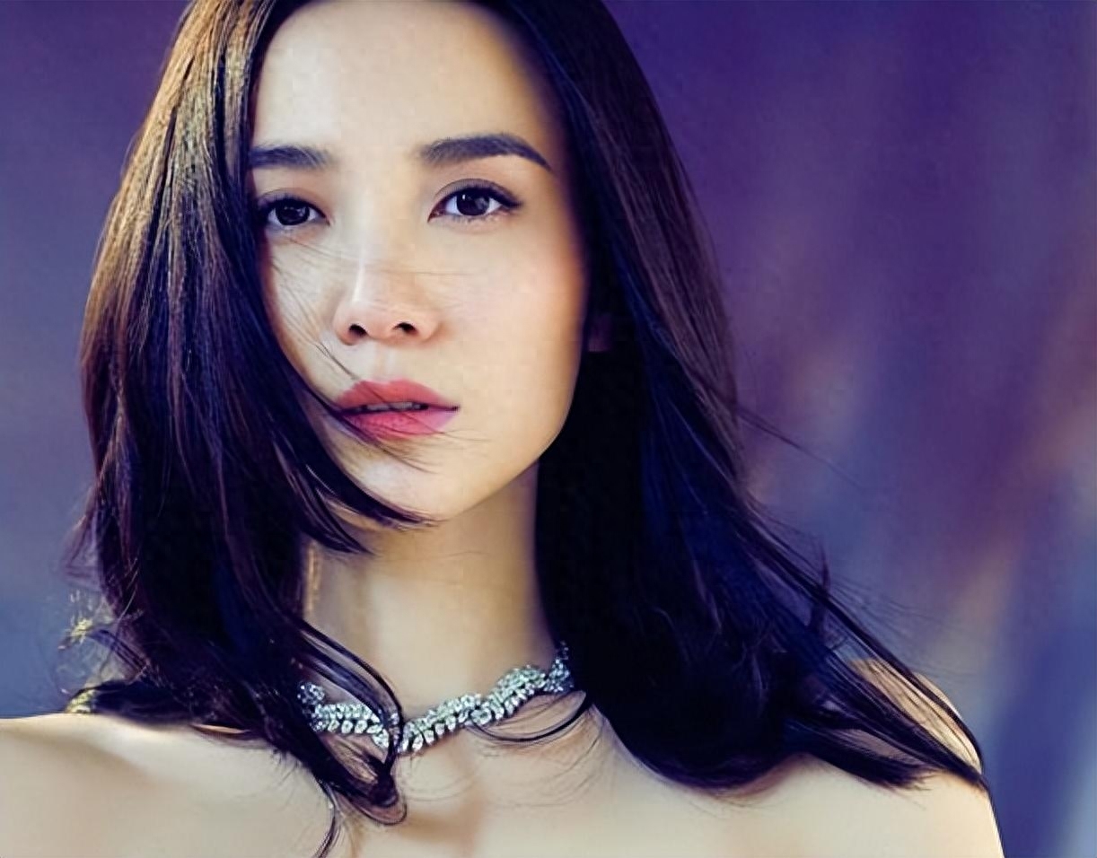 事实证明42岁未婚未育的宋佳早已走上女演员的另一条大道