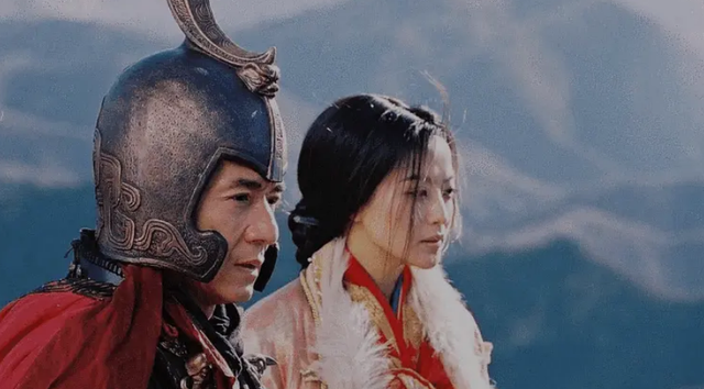 别折腾了,69岁成龙拍《神话2》,老牛吃嫩草,被嘲晚节不保