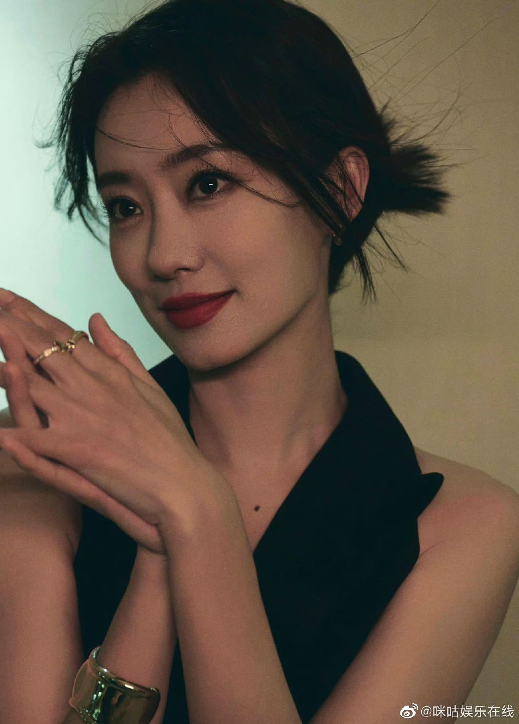 张小斐这组新照,美艳,松弛又自信,你给打几分