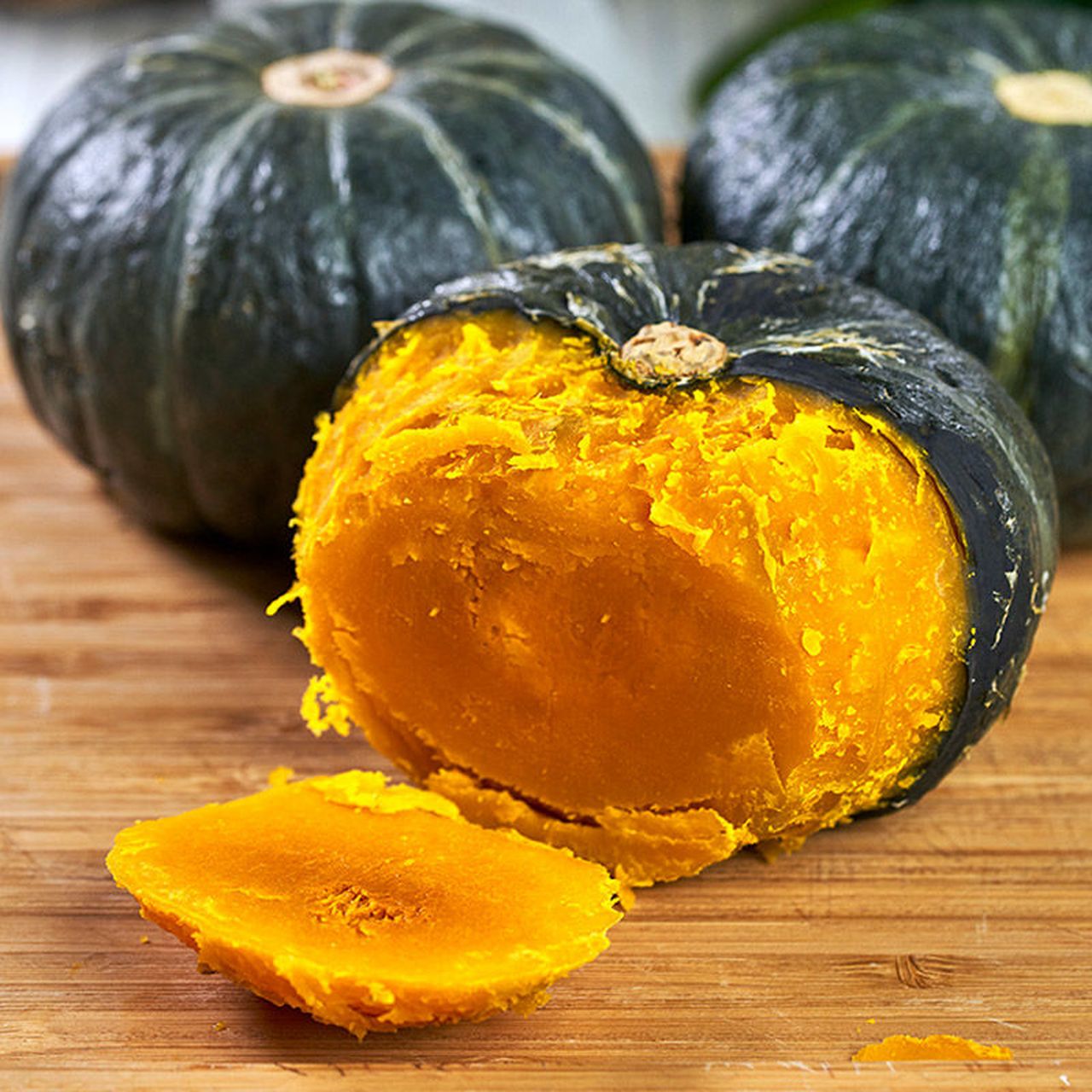 贝贝南瓜是一种小型南瓜,口感细腻,味道甜美,营养价值高,它含有丰富的