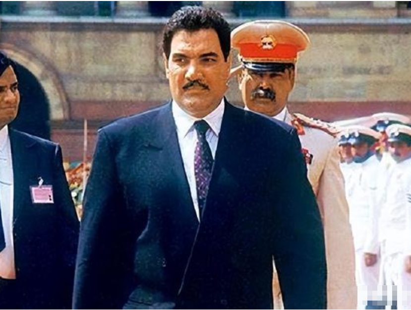 拒绝离开阿富汗的前总统纳吉布拉:死刑前口中塞满钞票,被车拖行