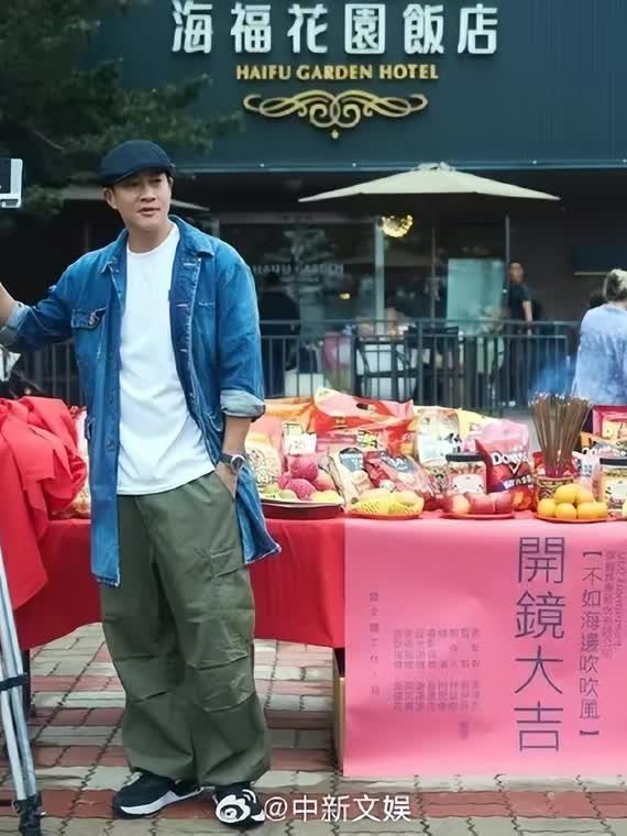 时发生车祸,一辆豪车被撞坏,车上坐着何润东和副导演,副导演断了一颗