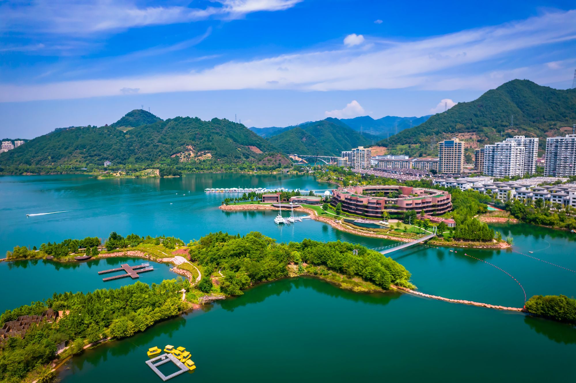 杭州千岛湖未来水世界,有众多水上娱乐项目,是休闲玩水好去处