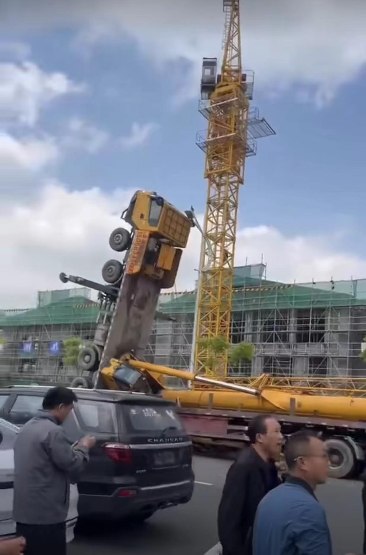 触目惊心!一项目塔吊倒塌在地,致一人死亡