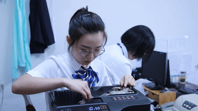 热点|真数钱数到手抽筋！女子竟拉4吨硬币去银行，总额约70万元