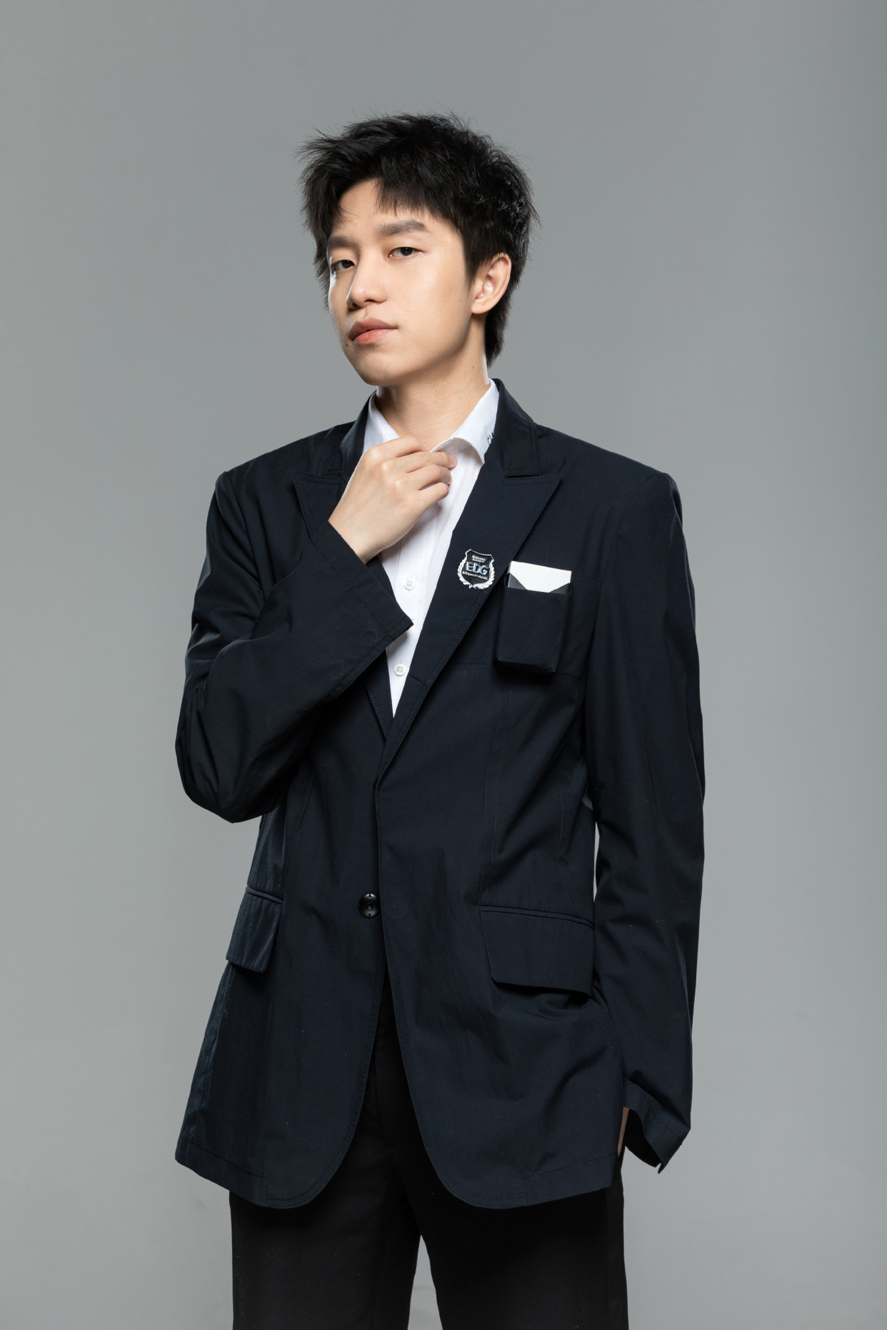 edg官博发布厂长望着uzi重新复出宣传片,厂长疑似复出?