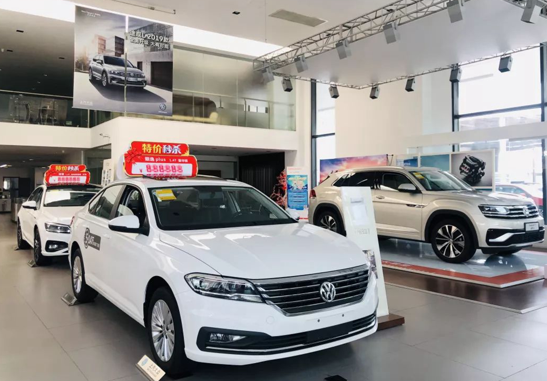 男子在大众4s店试驾,店前连撞十几辆新车,男子:刹车油门装反了