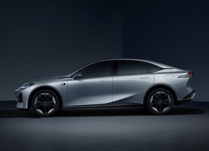 5门5座掀背车,内饰大方,配置高,实拍长安深蓝sl03