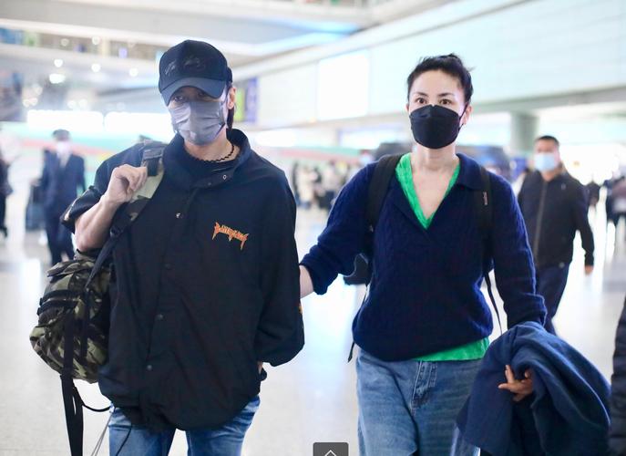 年老色衰?王菲露面拍广告,背影五大三粗,难为谢霆锋了!