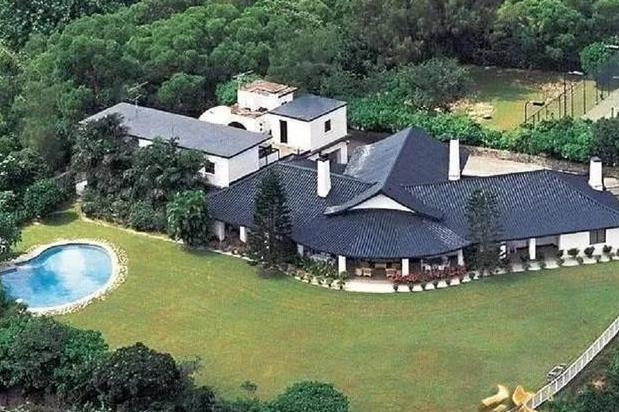 晒晒李嘉欣如今住的豪宅,在香港寸土寸金,她家院子却自带人工湖