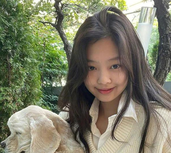 blackpink金珍妮演出时突然离场,事后向粉丝致歉,称正在恢复中