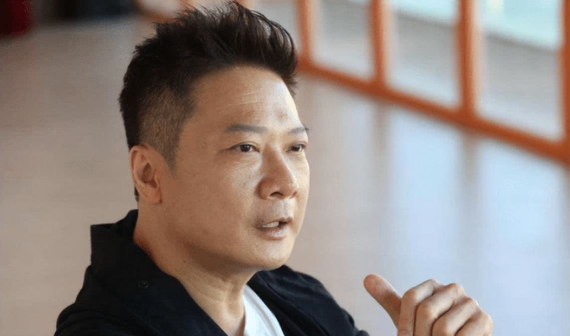 57岁香港明星钱嘉乐在街上与人斗殴,被对手击伤
