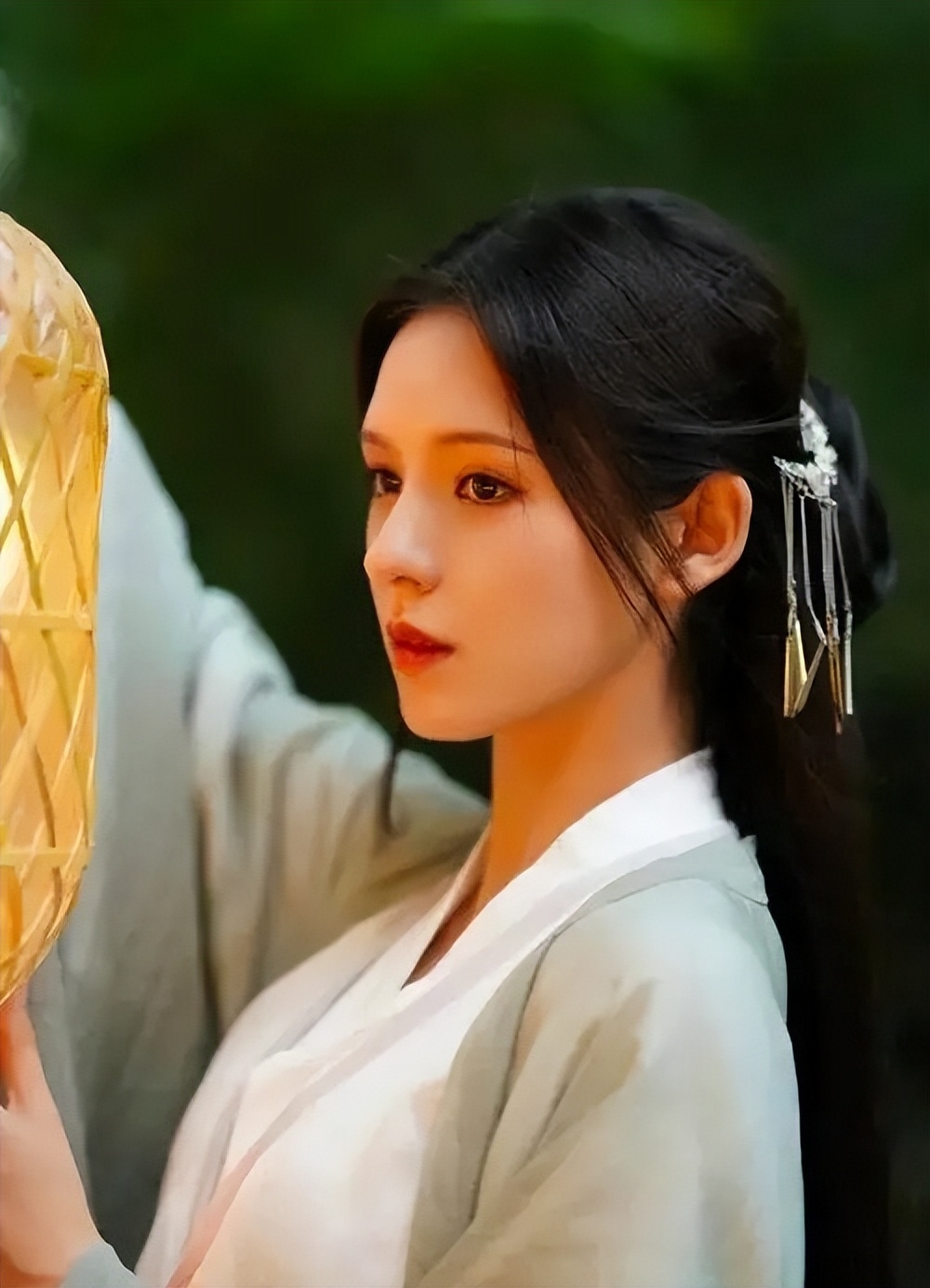 暴露就是时尚?开裆裤,裸胸装,时装秀逐渐剑走偏锋,博人眼球