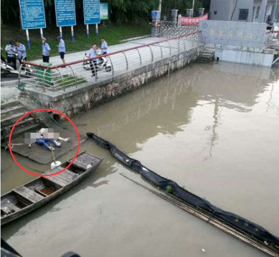 河里漂浮一对男女尸体,年龄三十岁左右,知情人:疑是跳河殉情