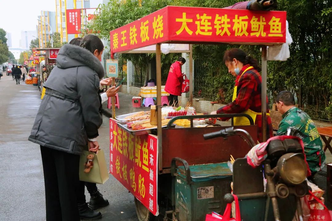 铁板鱿鱼绝对是路边摊不可或缺的一员.