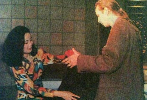 邓丽君去世照片曝光,她左脸"红色印记"成疑点,钟南山给出答案