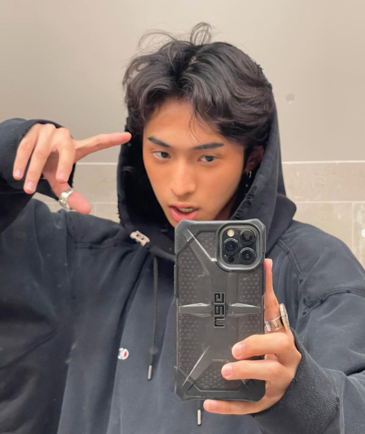 庾澄庆儿子庾恩利晒女装照,一身超短裙眼神迷离,网友:儿女双全