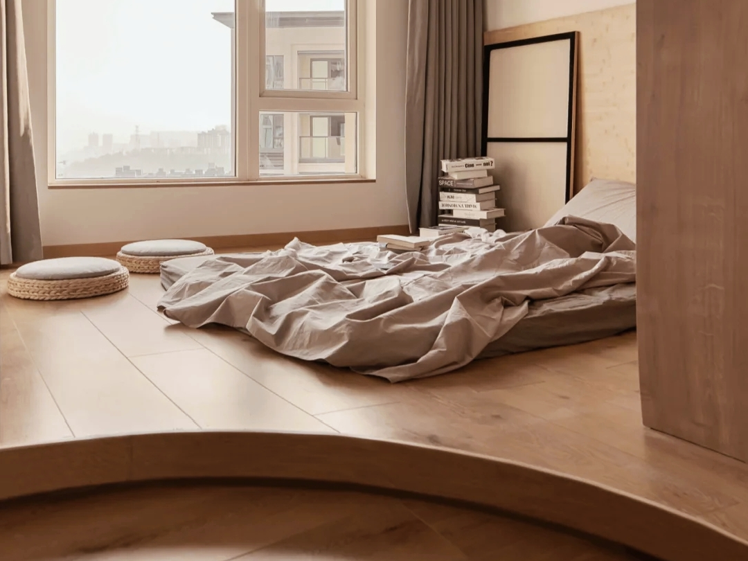 弧形地台,图片来源于网络 喜爱大床的姐妹们,可以无拘无束随意的翻滚.