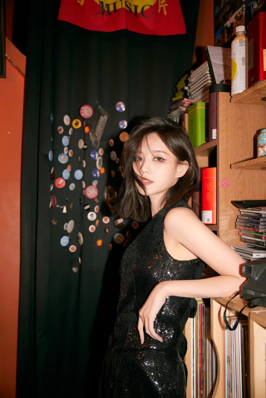 李一桐变身性感猫女,眼妆黑化展现野性魅力