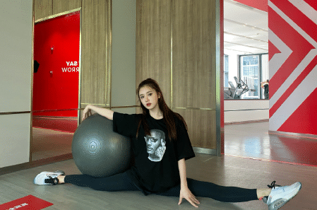 nba美娜大秀一字马和笔直长腿,引球迷围观:这身材柔韧性,爱了