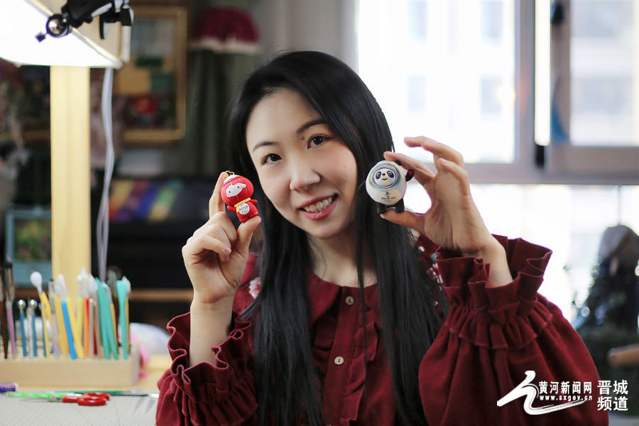 晋城90后"巧手姐姐"制作黏土版"冰墩墩"!