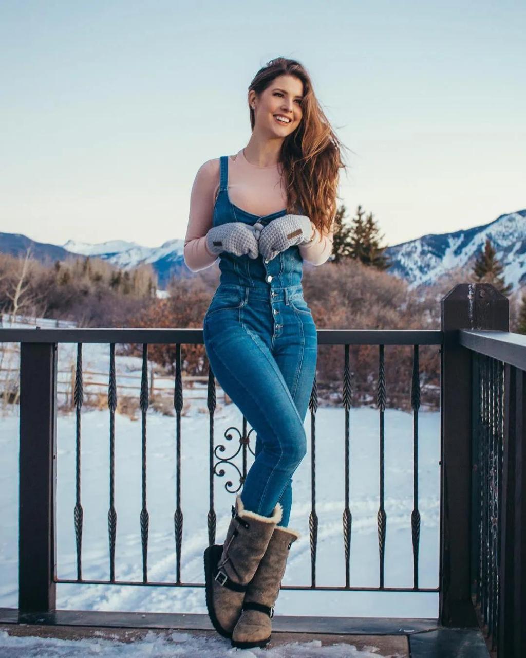 美国的知名模特,网红,也是一名跨界演员.阿曼达·瑟妮