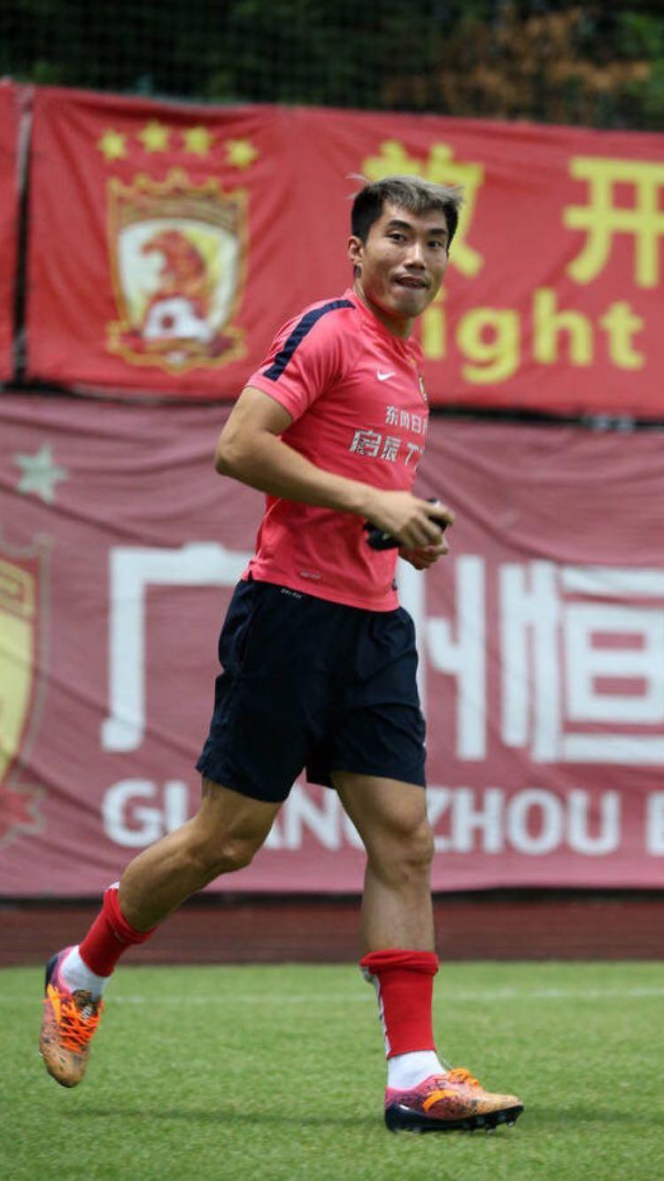 郑智穿安踏,王燊超穿日本美津浓!中超球员普遍穿耐克,阿迪达斯