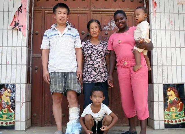 回顾20岁非洲姑娘倒追39岁河南农民,结婚8年生俩娃,如今过得怎样?