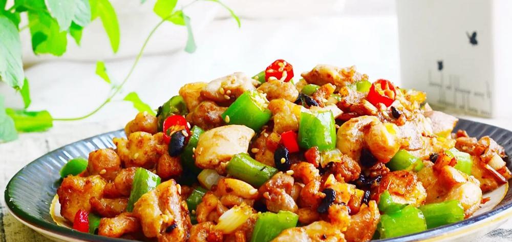 小炒鸡的家常做法,外香里嫩风味独特,下酒下饭麻辣爽口
