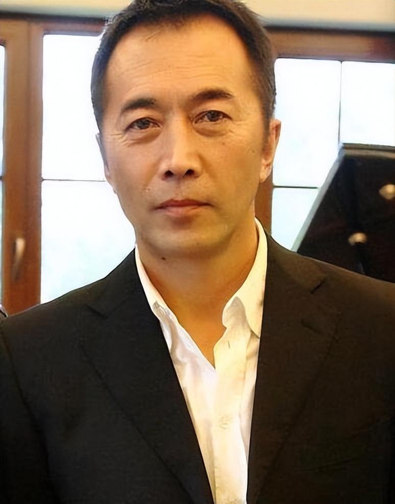 著名演员郑晓宁:曾为爱离婚,49岁再婚娶小娇妻,50岁终当爹