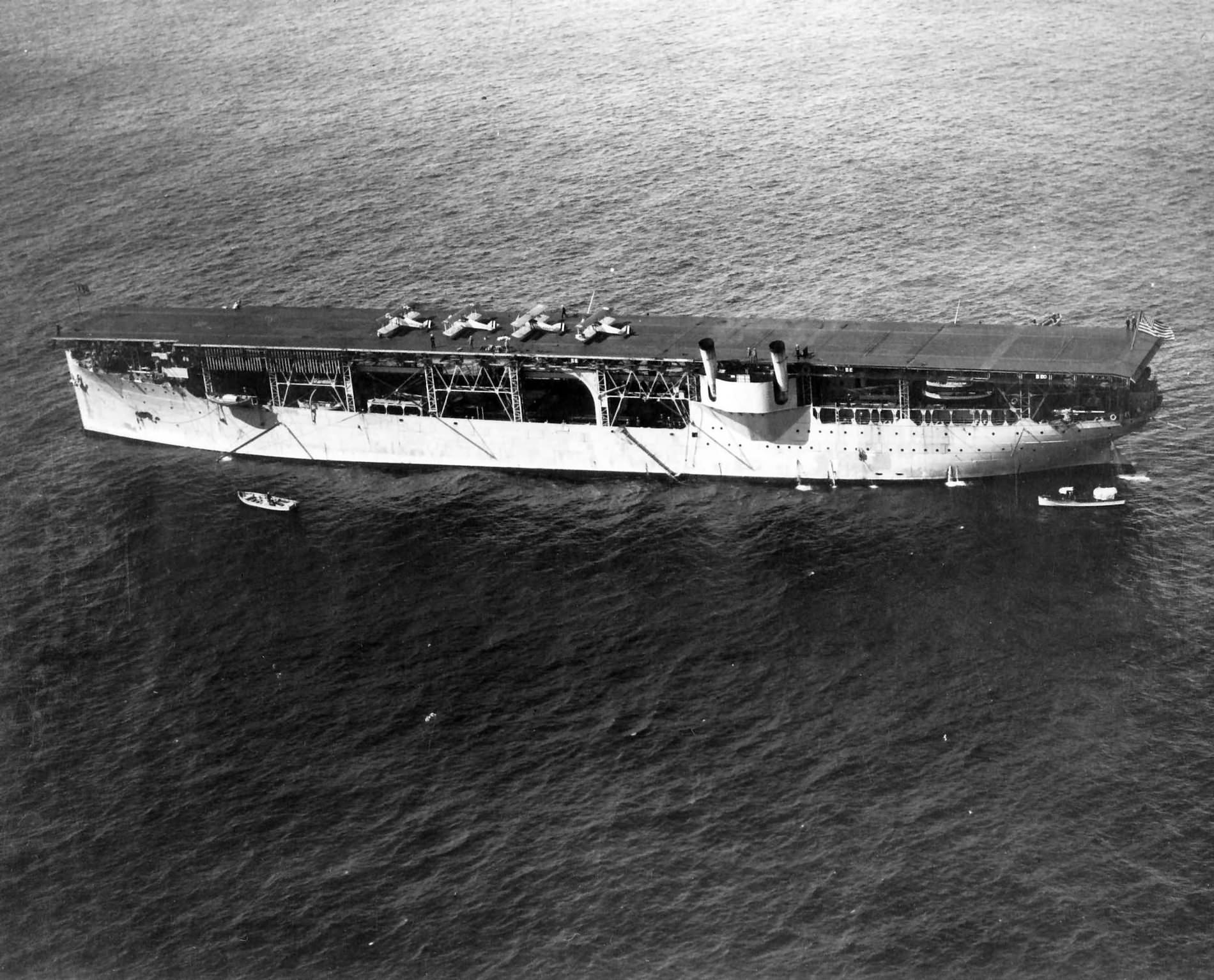 兰利号航空母舰舰载机图片