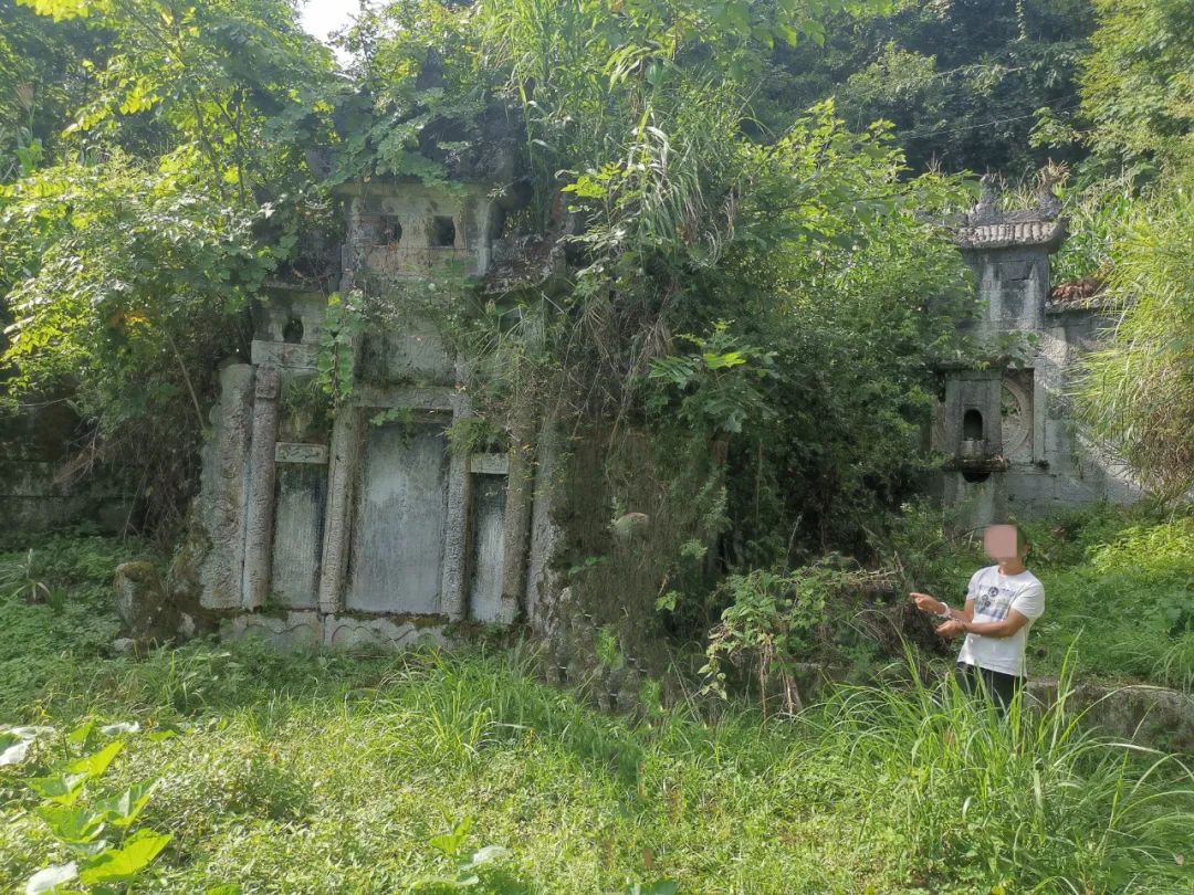分多路在大乘镇古墓葬所在村蹲守和追踪,在该盗墓团伙实施完古墓挖掘
