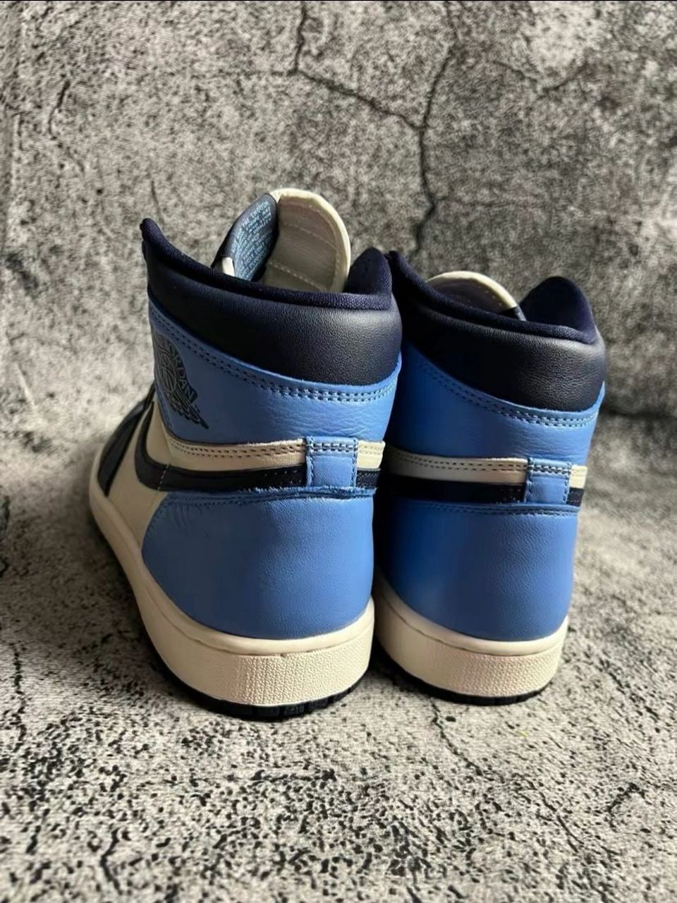 aj1黑曜石北卡蓝,aj里的常青树 鞋子整体采用优质皮革制成,米白色