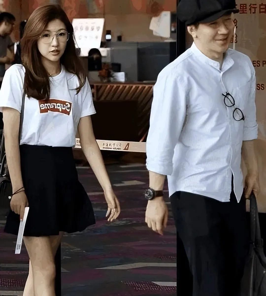 刘谦罕见带娇妻露面,小11岁的老婆颜值不输明星,他的身材却发福